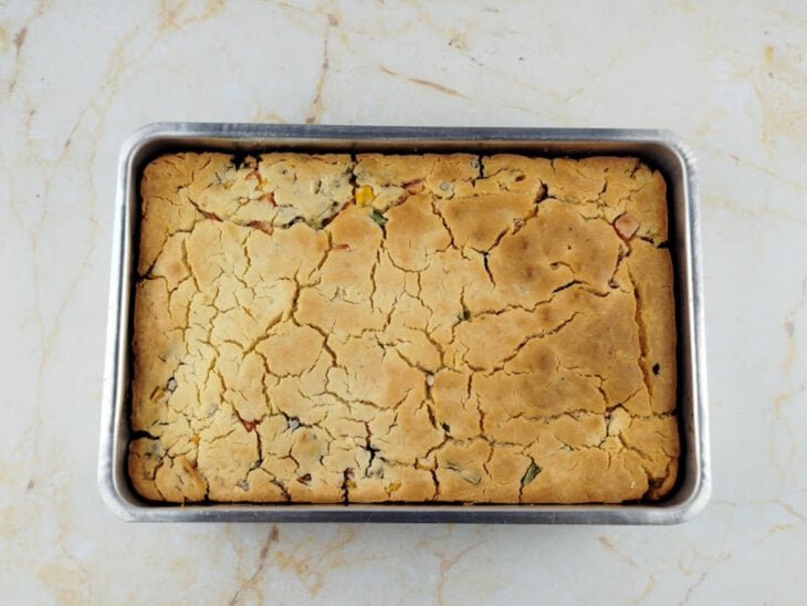Torta assando no forno até ficar dourada e firme.