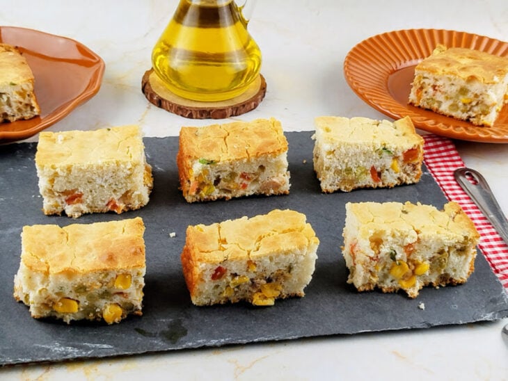 Torta salgada com farinha de arroz servida.