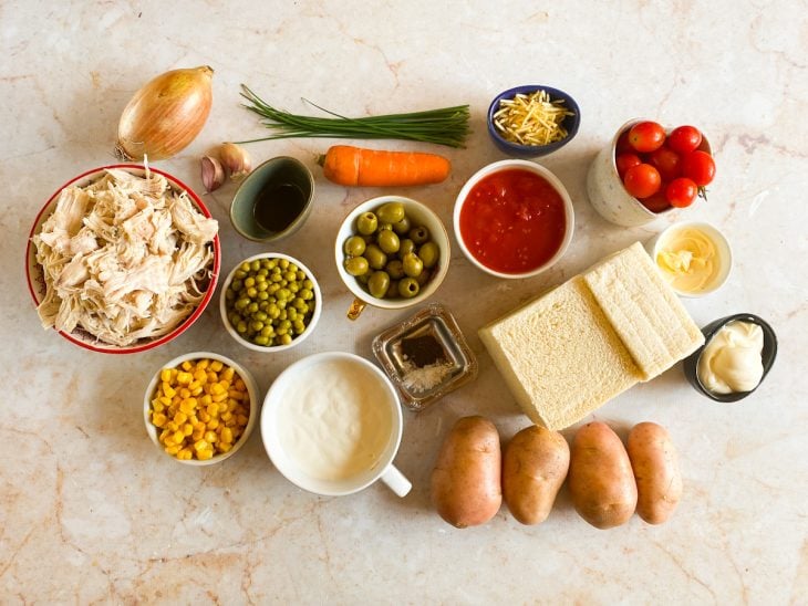 ingredientes reunidos para fazer torta salgada de pão de forma