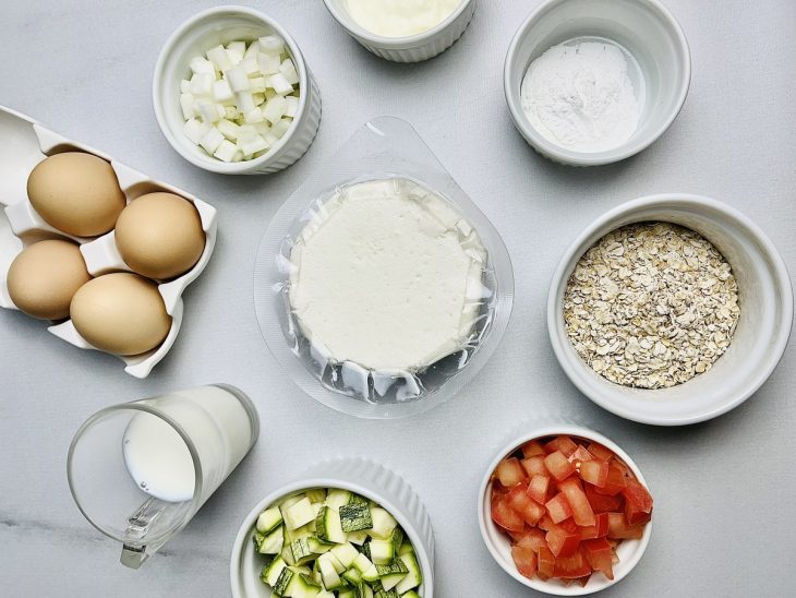 Ingredientes reunidos em uma bancada.