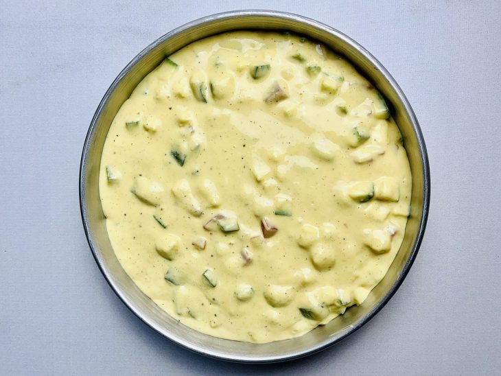 Massa de torta em uma forma redonda untada e enfarinhada.