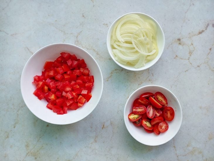Ingredientes cortados e reservados.