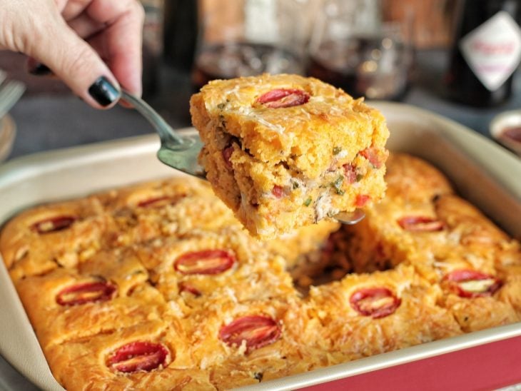 Torta pronta, pedaços cortados e fatia sendo servida.