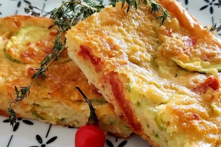 Torta saudável de abobrinha com tomate-seco