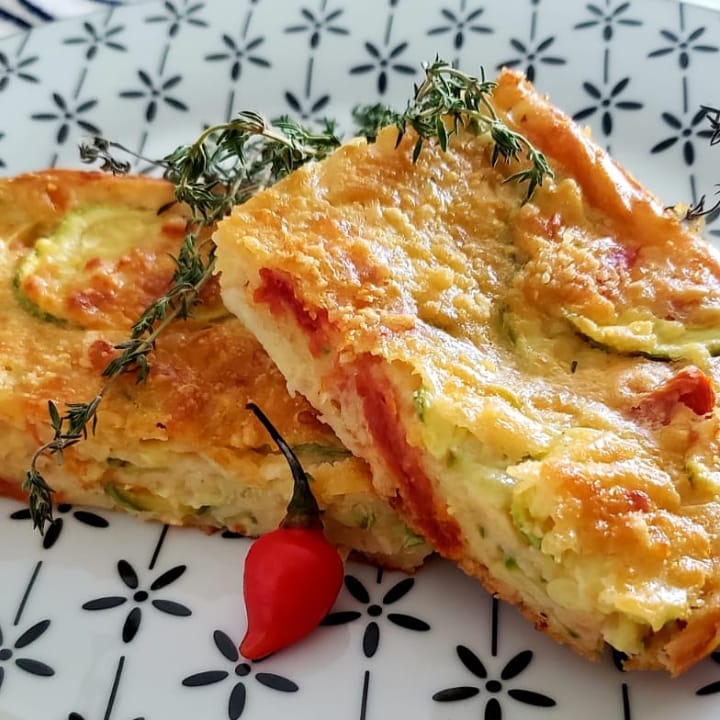 Torta saudável de abobrinha com tomate-seco