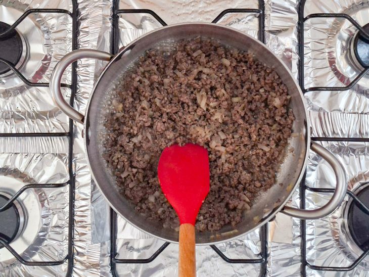 Carne refogada numa panela com azeite, alho e cebola.
