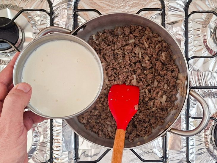 Farinha misturada com leite num recipiente para ser despejada na carne.