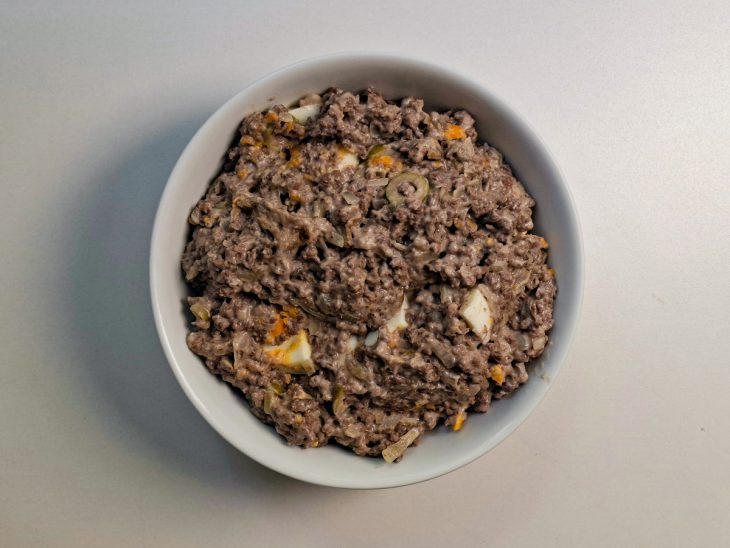 Ovos e azeitonas misturados com a carne moída refogada.