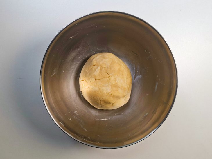 Massa pronta numa tigela redonda de inox.