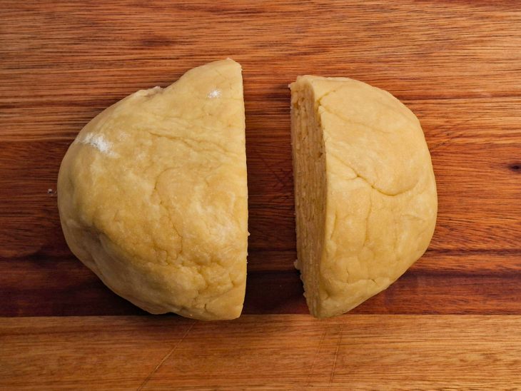 Massa dividida em duas partes.