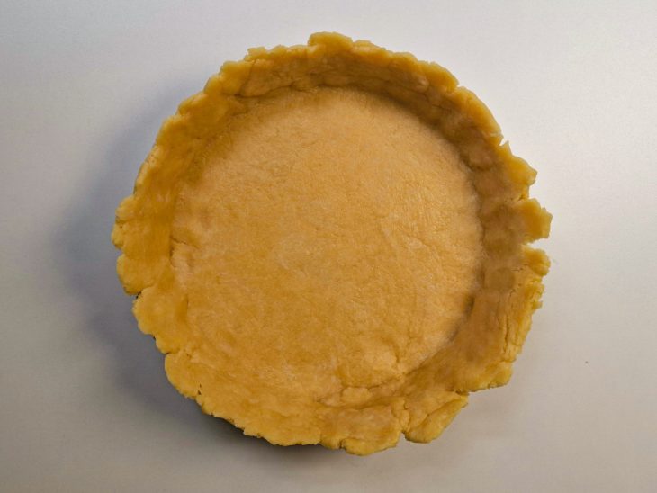 Massa acomodada na forma.