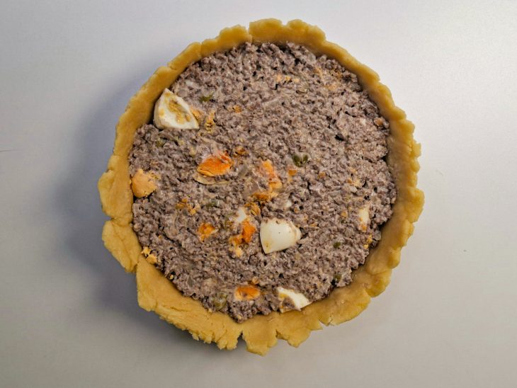 Recheio acomodado sobre a massa.