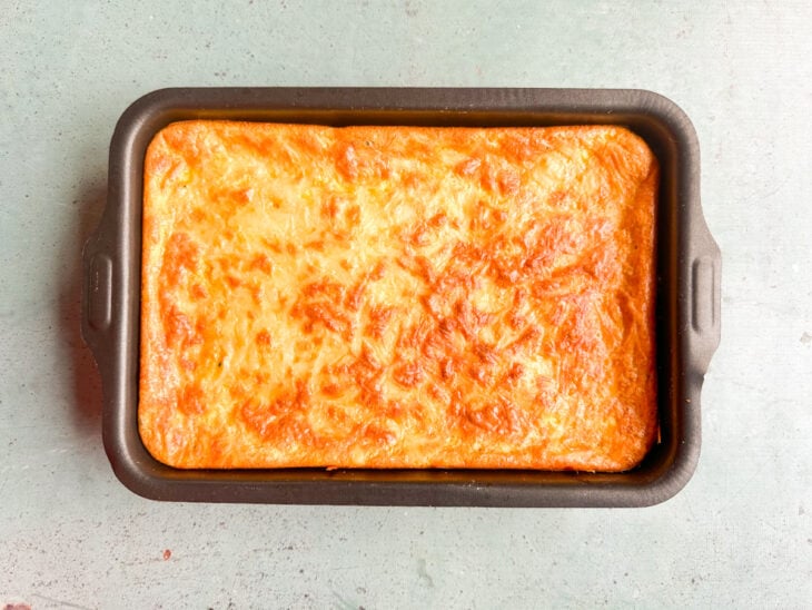 Torta assada após tempo de forno.