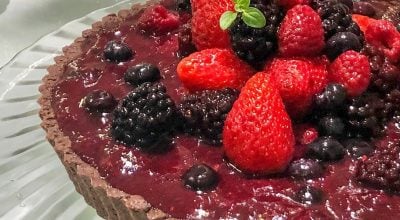 Torta trufada de chocolate com cobertura de frutas vermelhas