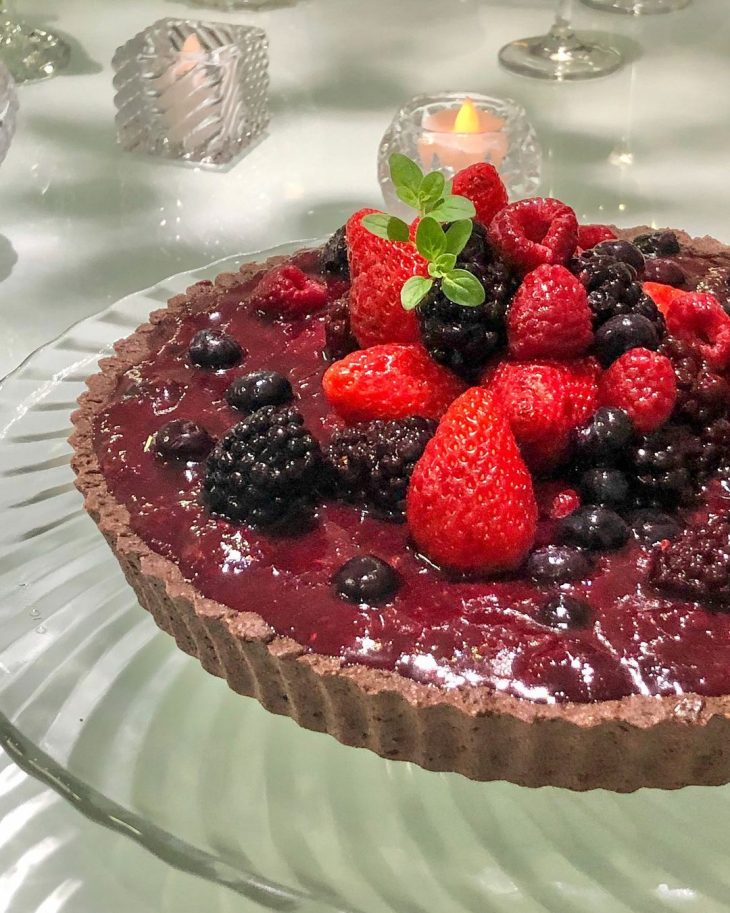 Torta trufada de chocolate com cobertura de frutas vermelhas