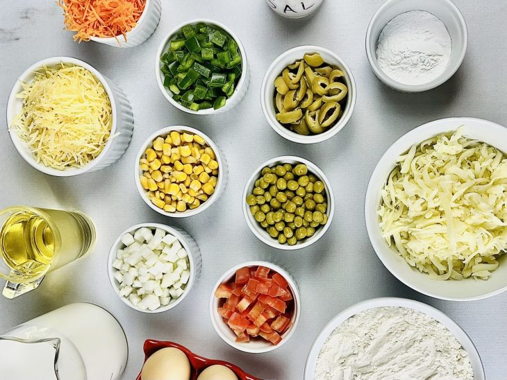 Ingredientes reunidos em uma bancada.