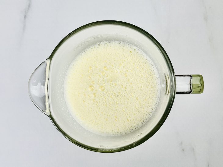 Ovos, leite, óleo, queijo parmesão, farinha de trigo, caldo de legumes e sal batidos no liquidificador.