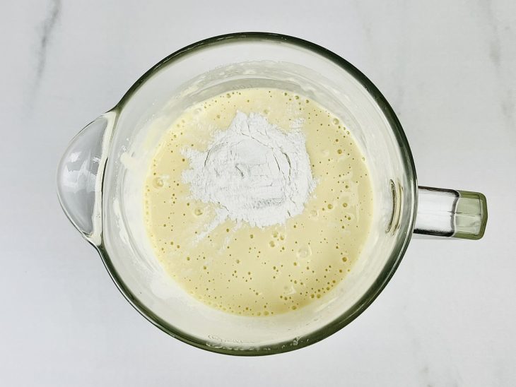 Farinha e fermento adicionados ao liquidificador.