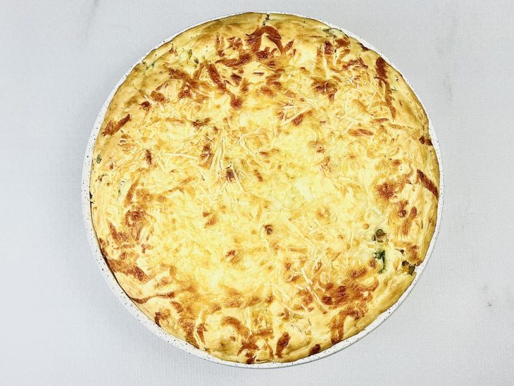 Torta assada ainda na forma.