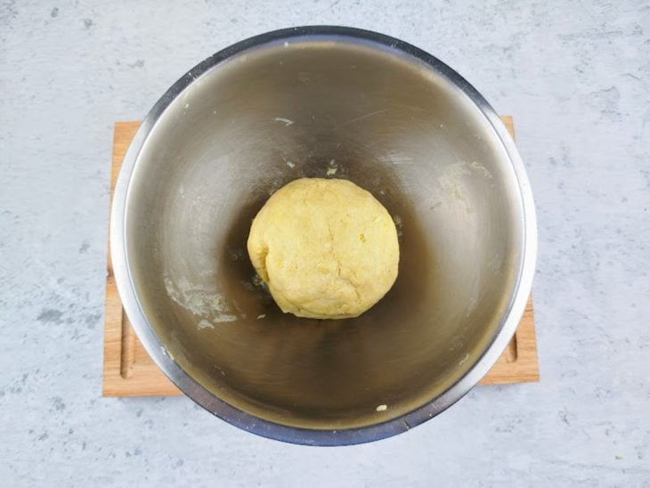 Uma tigela com a massa em formato de bola.