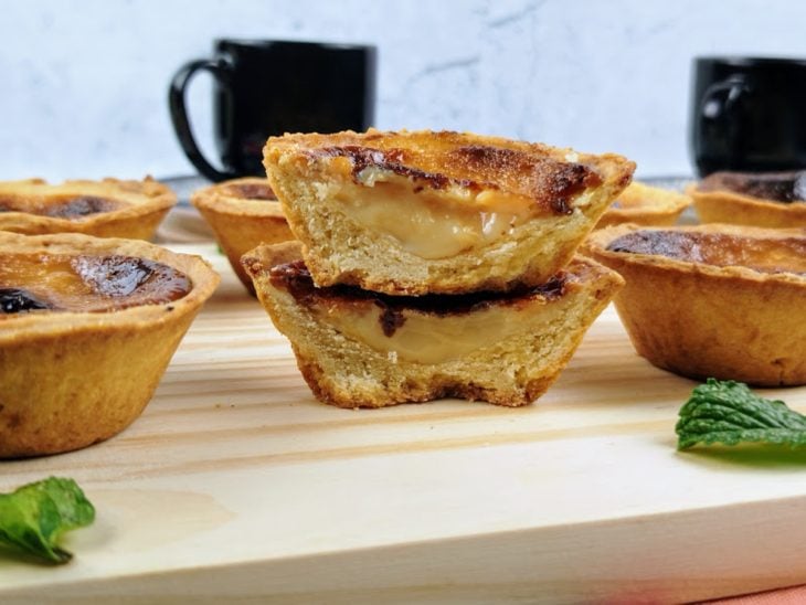 Uma tábua com torteletes de leite condensado.
