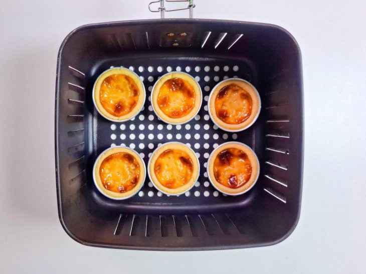 Torteletes assadas dentro do cesto da air fryer.