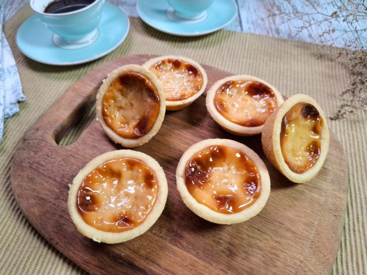 Torteletes desenformadas prontas para consumo.