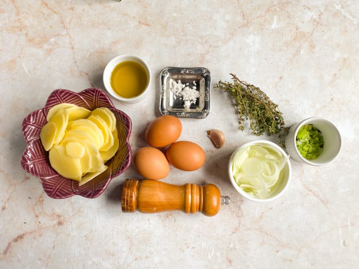 Ingredientes separados sobre a bancada.