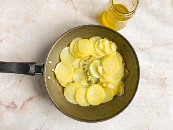 Batatas cozinhando na panela.