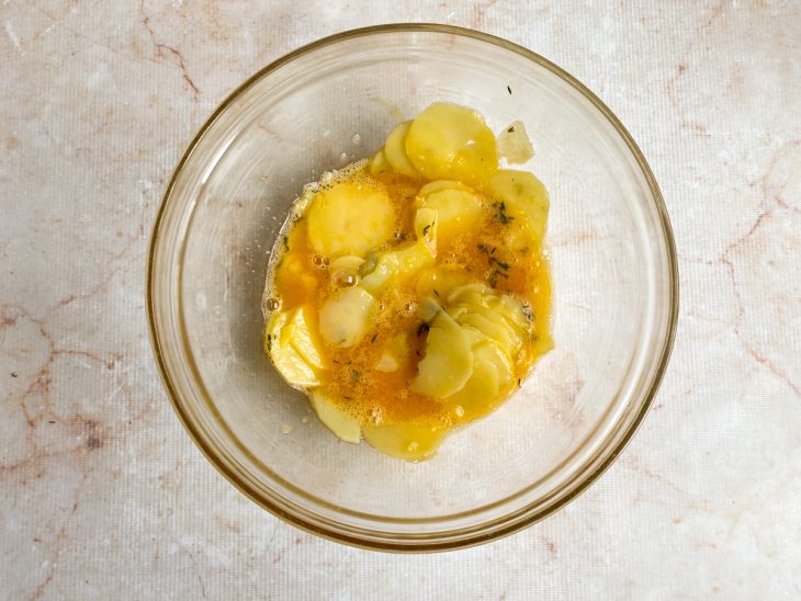 Batatas acrescentada aos ovos.