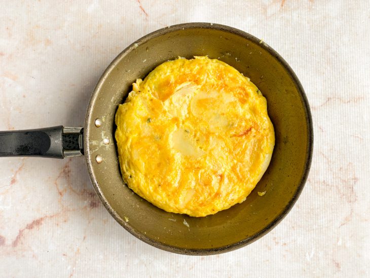 Tortilha de batata na panela.