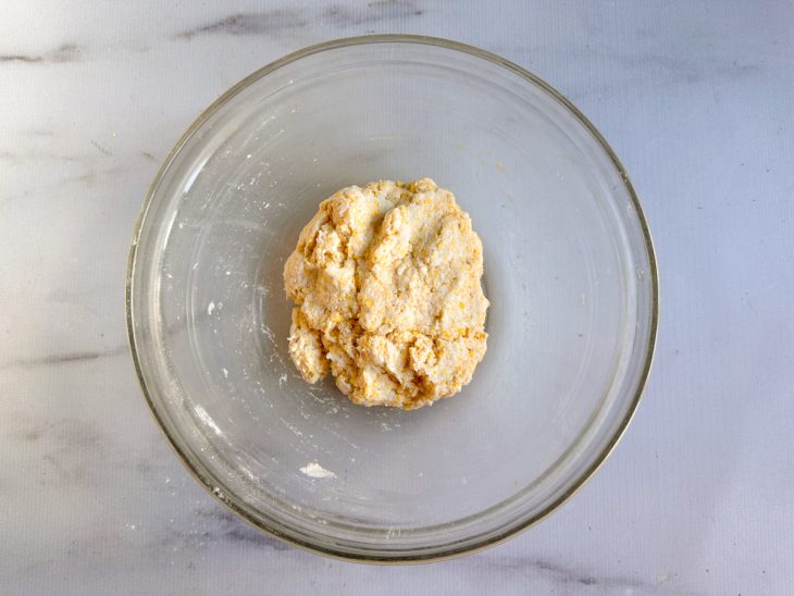 Porção de massa no centro do recipiente.