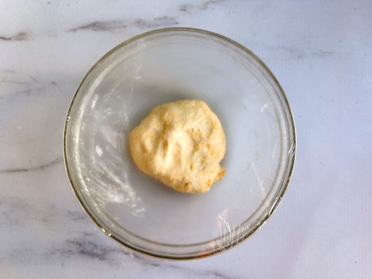 Porção da massa sovada com óleo.