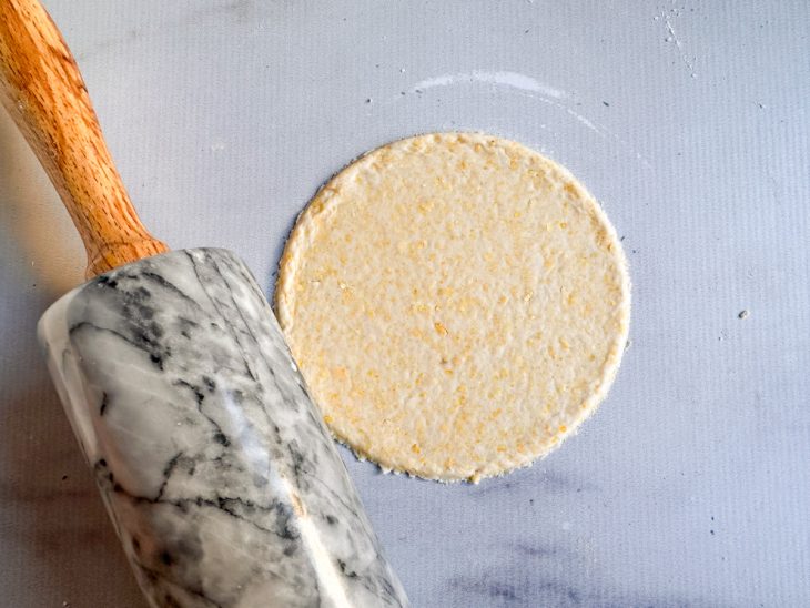 Parte da massa aberta com auxílio de um rolo.