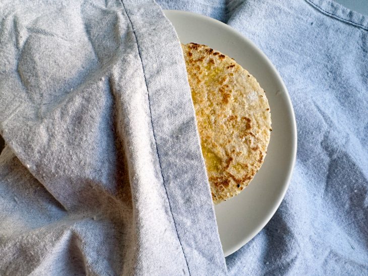 Tortilhas cobertas num prato para não ressecarem.