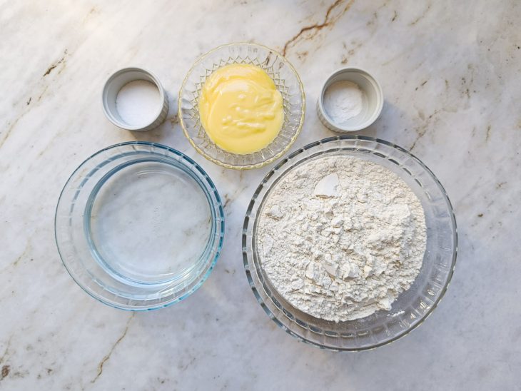 Ingredientes reunidos na bancada.