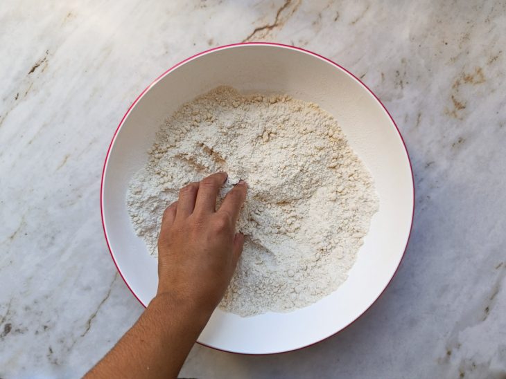 Farinha misturada com os ingredientes secos.