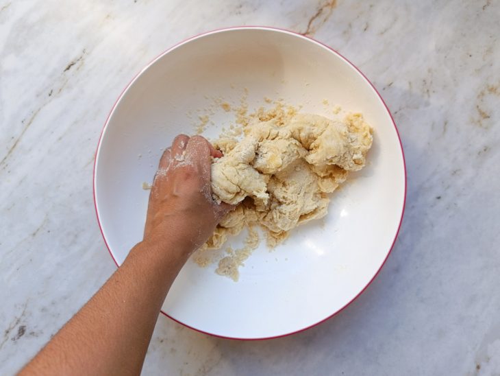 Água adicionada a farinha.