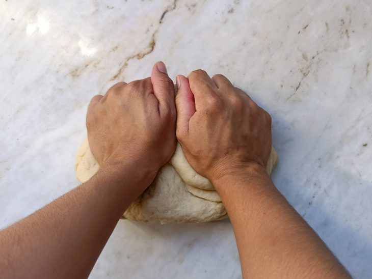 Massa sendo sovada na bancada.