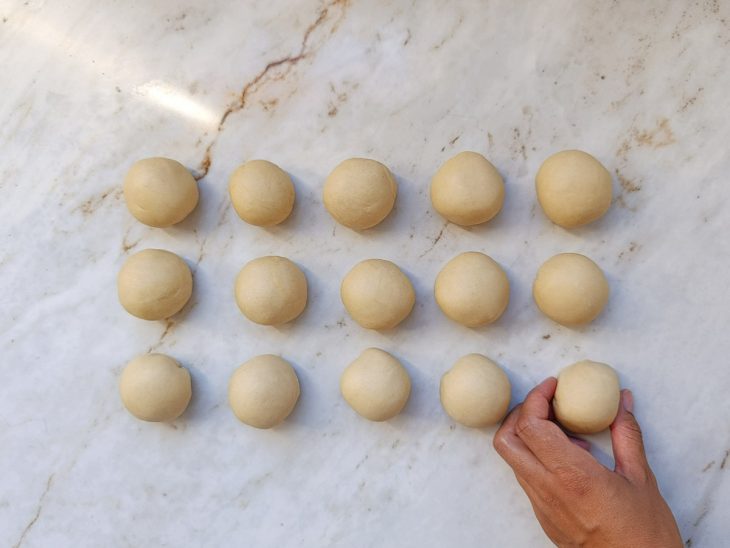 Bolinhas feitas com a massa porcionada.