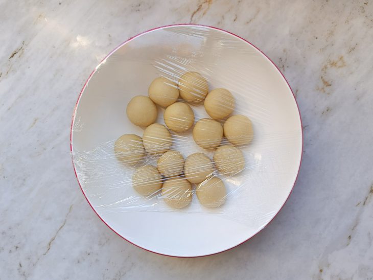 Bolinhas em uma tigela coberta.