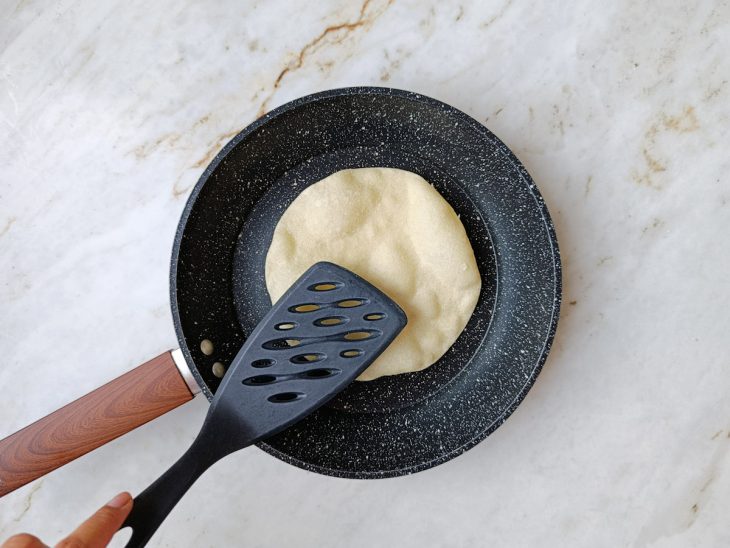 Tortilhas assando na frigideira.