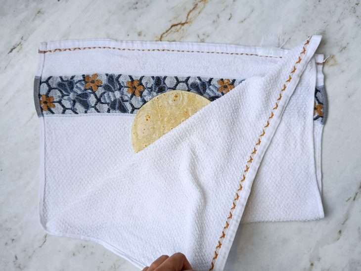 Tortilha envolta em pano de prato.