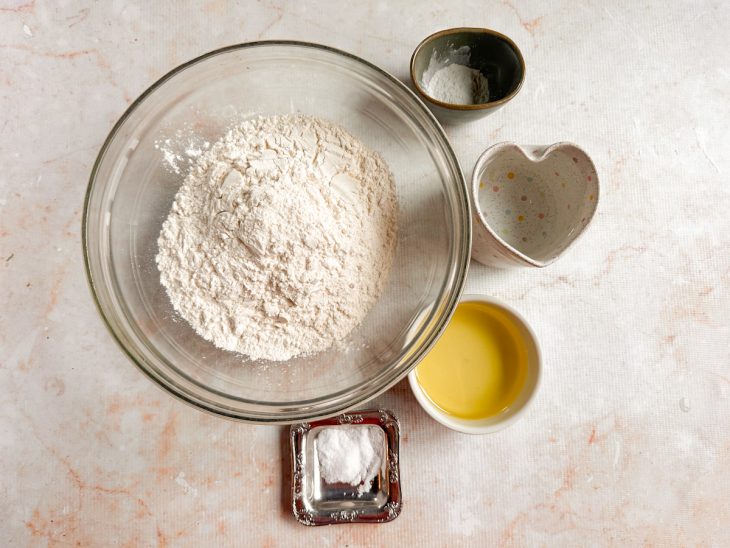 Ingredientes medidos e organizados sobre a bancada.