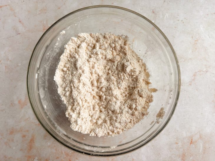 Óleo incorporado à mistura, formando uma farofa úmida.