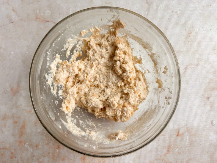 Água quente sendo adicionada no centro da mistura seca.