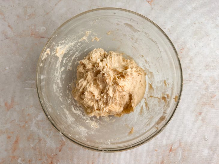 Massa sendo sovada até ficar elástica e homogênea.