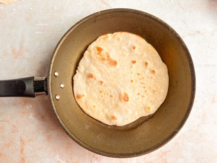 em bancada enfarinhada.