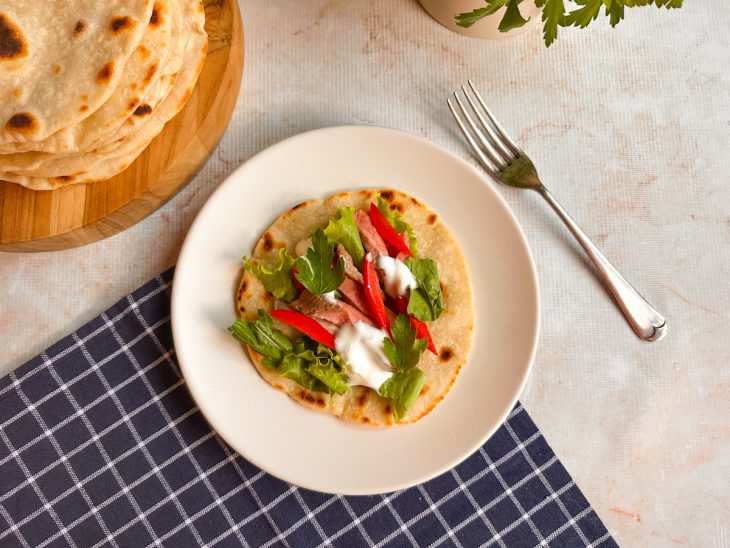 Tortillas servidas com acompanhamentos.