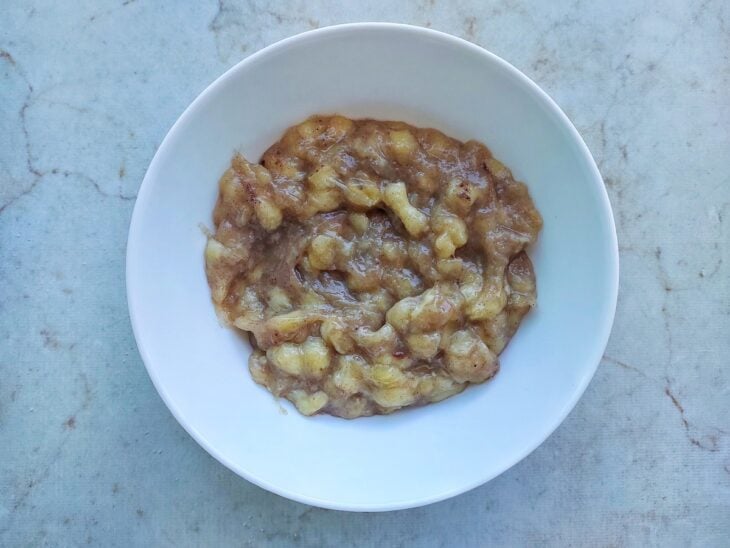 Canela adicionada às bananas e recheio reservado.